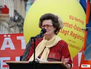 Inge Rauscher spricht zu Zigtausenden Menschen am Stephansplatz 